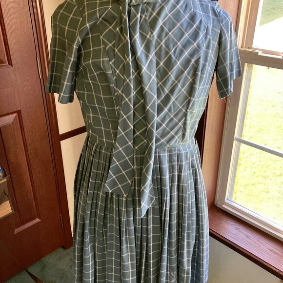 Vintage pleated short sleeve attached neck tie back zipper dress Henry Lee brand - Picture 16 of 16